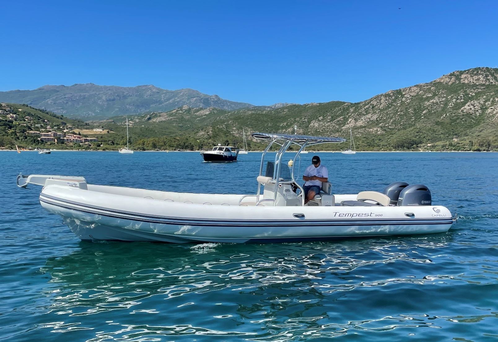 Fiche bateau capelli 900 bimoteur